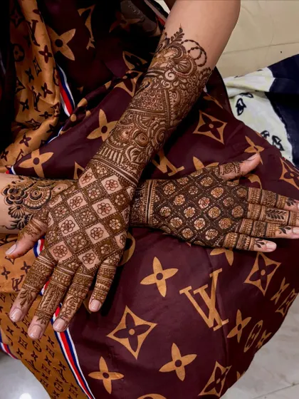 I enjoy playing with contrasting styles. Here, one hand features a dense geometric grid pattern, while the other showcases a more intricate and varied design, offering a unique yin and yang effect.