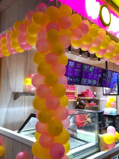 A close-up of the balloon pillar and arch at the WOW! Momo kiosk, demonstrating how we can build structures to enhance existing architecture.