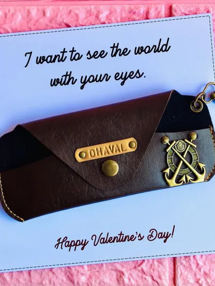 A personalized spectacle case for him, attached to a sweet Valentine's Day card. The case is made of faux leather and can be customized with a name and a charm.