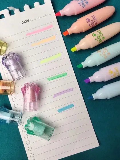 A closer look at the six pastel shades of the paw-shaped highlighters. They provide a smooth and vibrant color, perfect for highlighting notes or adding flair to a journal.