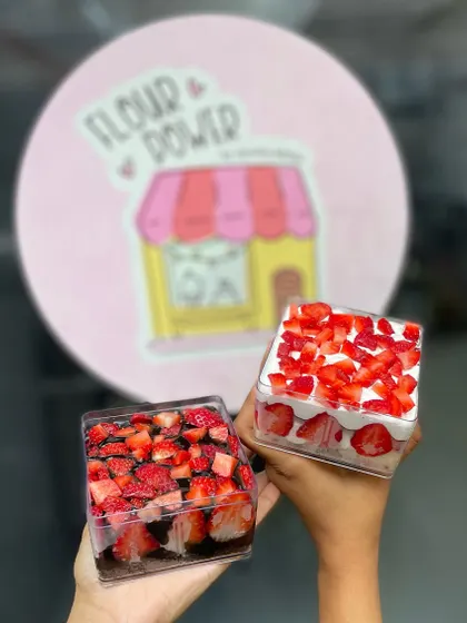 My cake tubs are perfect for a treat on the go. Here are two of my strawberry season specials: Chocolate Strawberry and Strawberry Mascarpone Cream.