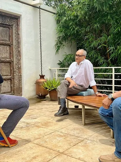 A conversation on a rooftop terrace, a classic setting for architectural discussions. Collaboration and peer relationships are the foundation of a strong professional community.