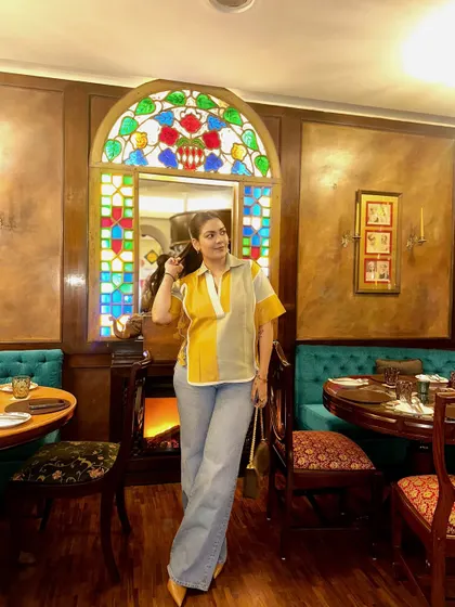 A casual look for a lunch outing, featuring a yellow and grey color-blocked top with light-wash jeans.