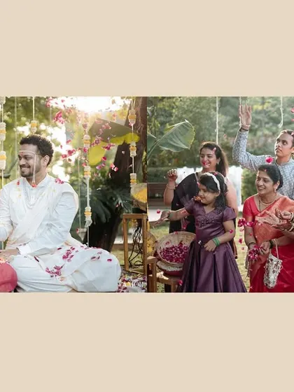 A diptych showing the couple on a swing during their ceremony and the joyful reactions of their family. It connects the couple's happiness with that of their loved ones.