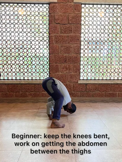 This carousel demonstrates the progression into Upavistha Konasana for both beginner and advanced practitioners. It shows how to work on the forward fold and lateral bend, emphasizing that the abdomen should rest down before the chest.