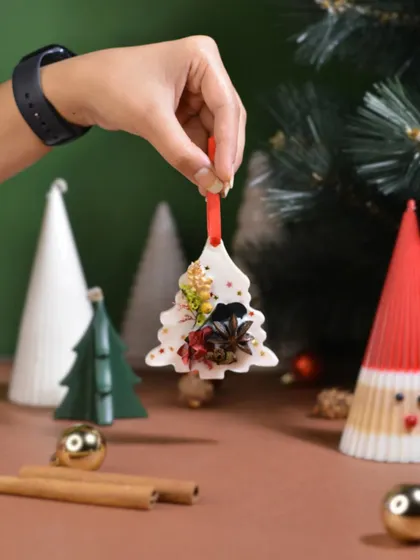 This Christmas tree ornament is decorated with real dried spices and botanicals, giving it a rustic and aromatic charm.