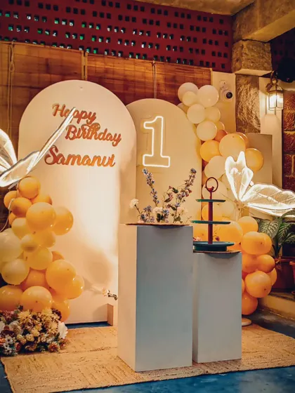 A minimalist yet artistic take on the butterfly theme, using warm lighting and clean lines. This setup proves that elegance and whimsy can go hand in hand for a sophisticated first birthday.