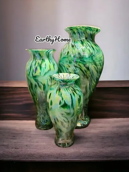 This set of three green marbled glass vases is perfect for creating a cohesive floral arrangement. The rich green color evokes a sense of nature and tranquility.