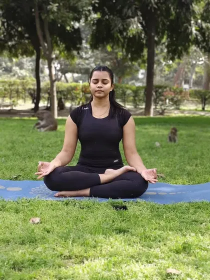 Practicing Padmasana in a natural, open environment. Connecting with nature while practicing meditation and pranayama enhances the benefits, especially for respiratory conditions like acute bronchitis, by encouraging deeper, cleaner breaths.