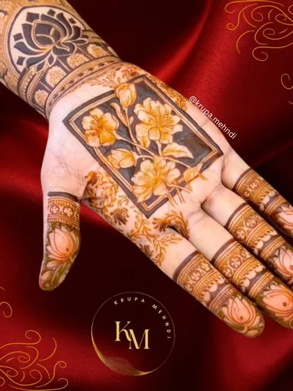 A fancy floral mehndi design with a large, beautifully shaded flower as the centerpiece. This style is perfect for someone who wants a bold and artistic look.