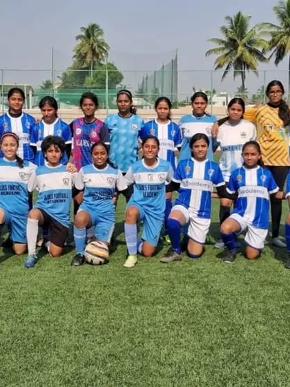 The full squad with coaches after a successful practice match against Sportify FC.