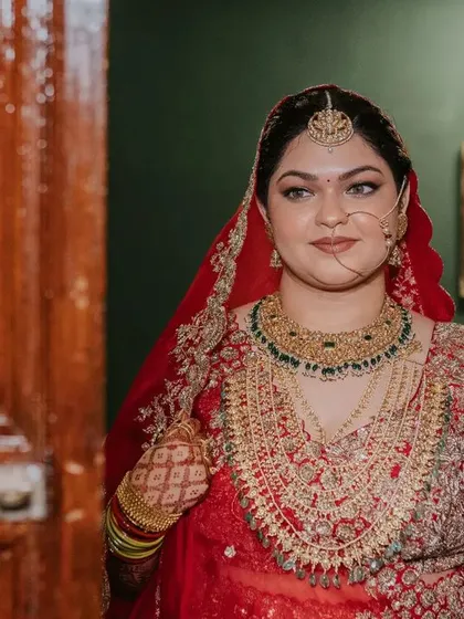 The wedding ceremony is filled with powerful emotions. This series of photos captures the bride's tears and smiles during the rituals, showing the beautiful, candid moments we cherish.