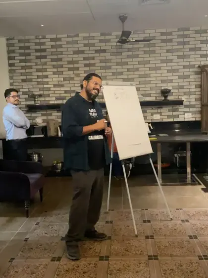 We use various teaching tools, including whiteboards for visual explanations, to make complex coffee concepts easy to understand for all learners.