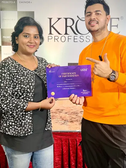 Presenting a certificate of participation to a stylist at my Kerala seminar.