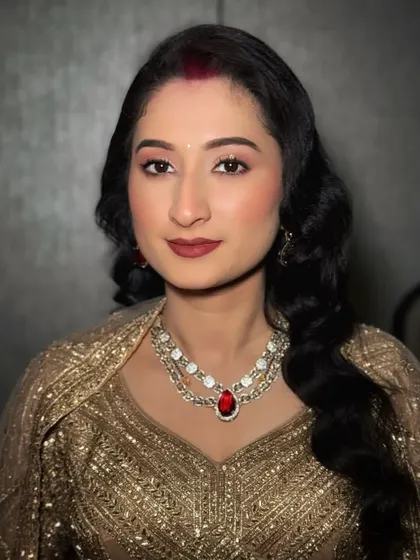 A timeless reception look. This bride opted for classic Hollywood waves, a soft smokey eye, and a deep red lip, creating a glamorous and sophisticated vibe.