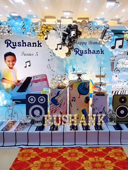For a music-loving child, this musical theme was a big hit. The stage was designed to look like a piano, with balloon arrangements and props shaped like musical notes and instruments for a fun, interactive setup.