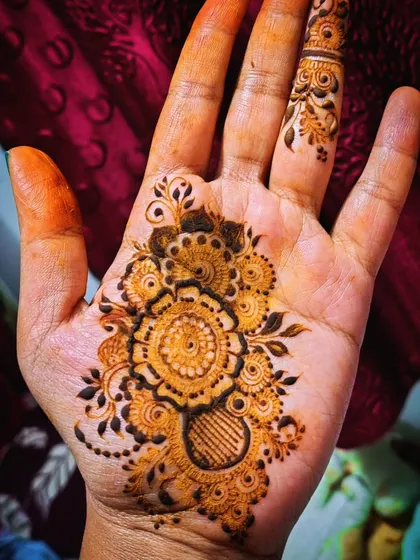 A lovely floral mandala design on the palm. This is a classic and timeless pattern that suits everyone.