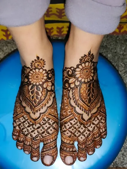 A lovely foot design for an anniversary celebration. The patterns are intricate and provide beautiful coverage.