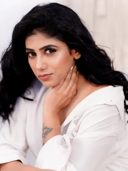 A clean and classic portrait. For this look, I focused on creating flawless skin, defined brows, and a subtle winged liner to achieve a sophisticated and timeless style.