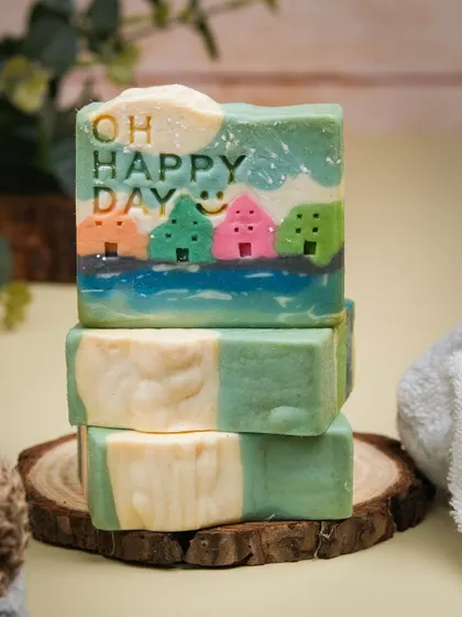 My handmade soaps are designed to bring a little happiness to your daily routine. This "Oh Happy Day" cold-pressed soap, with its cheerful design and natural ingredients, is a perfect example of how I combine artistry with gentle skincare.
