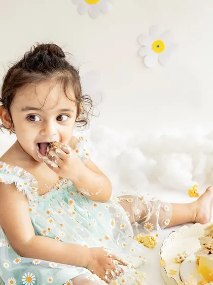 This little girl had a love-hate relationship with her cake, which made for some hilarious and adorable expressions. Her daisy-themed cake smash was so much fun to shoot.
