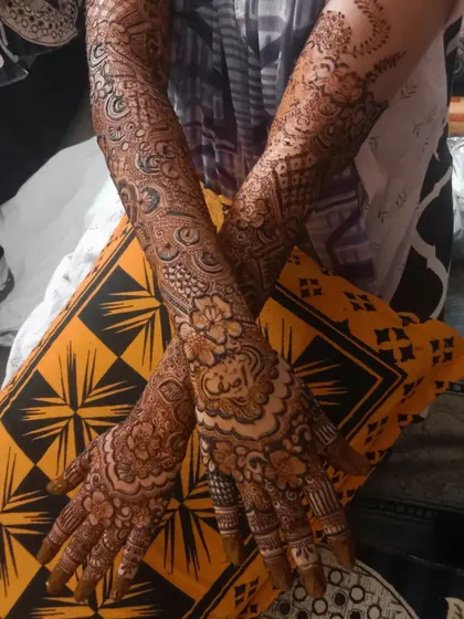It was a pleasure doing this full bridal henna for Ambrin. The design is a mix of floral and geometric patterns, creating a beautiful and intricate look.