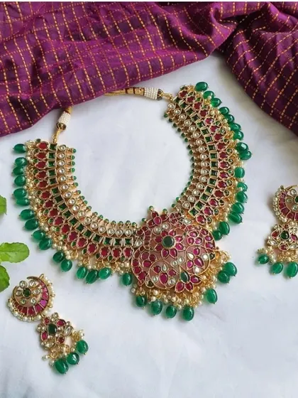 A classic Kundan choker set with red and green stones and pearl accents. This is a perfect rental for a sangeet or mehendi ceremony, adding a pop of colour to your outfit.