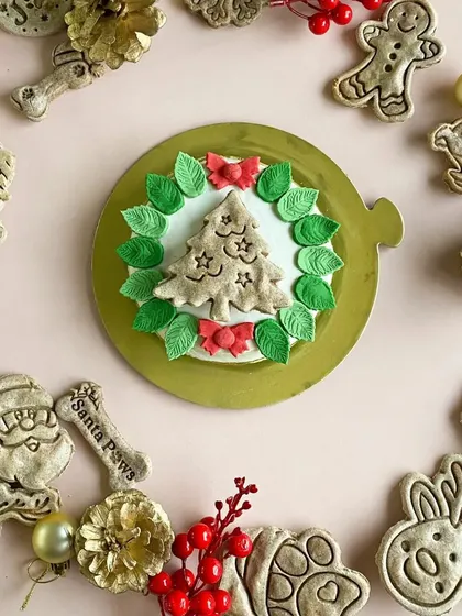 A beautiful Christmas wreath cake for your furry friend. This one is decorated with a festive tree biscuit and surrounded by an assortment of my gluten-free Christmas cookies.
