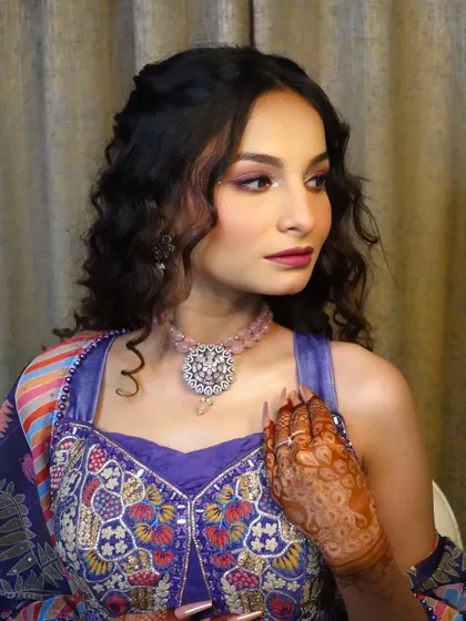 This side profile highlights the flowing hairstyle and the flawless skin finish, techniques we practice extensively in my professional course.