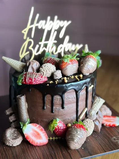 When strawberries are in season, our kitchen is filled with berry goodness. We create everything from rich chocolate strawberry drip cakes to light and fresh naked cakes.