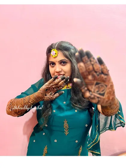 The pure joy of a bride with her freshly done mehendi. I love capturing these happy, candid moments.