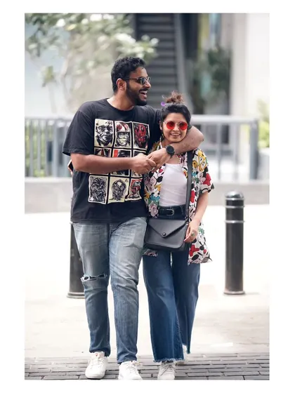 A casual stroll through the city streets. This kind of candid couple photography captures your everyday love story in a relaxed and authentic way.
