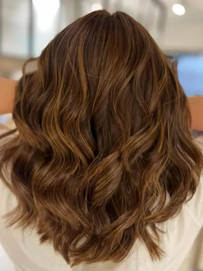 A warm and spicy copper caramel blend. These tones add incredible richness and warmth to the hair, perfect for a cozy and vibrant look.