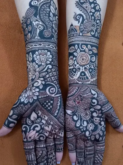 I enjoy creating bold, high-contrast designs like this one. The mix of dark-filled peacocks and delicate floral work makes the art stand out, perfect for someone who loves a dramatic and modern mehandi style.
