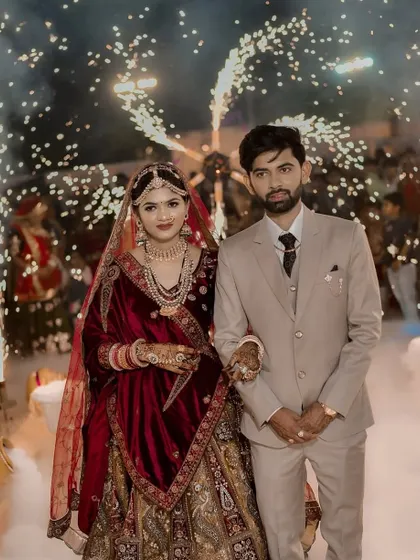 A picture-perfect couple's entry. This photo captures the moment a couple walks through a path of dry ice fog, framed by the bright sparks of cold pyro fountains on either side.