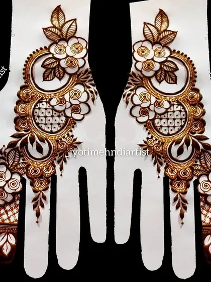 A beautiful Arabic jewelry-style design sketched on a hand template, perfect for brides or siders looking for an elegant and ornate look.