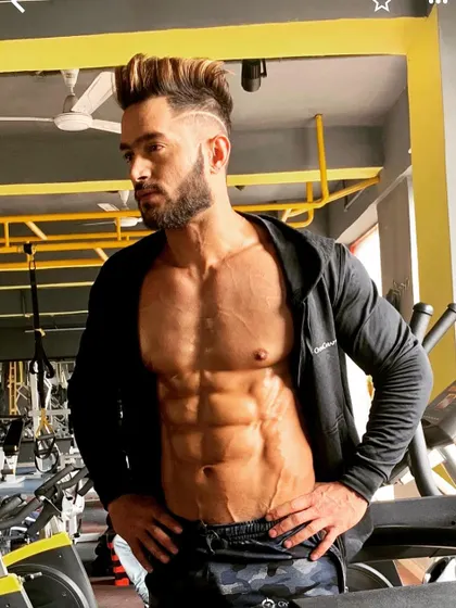 Another look at core definition and conditioning. Sweat, determination, and hard work are the magic ingredients for a reality-defying transformation.