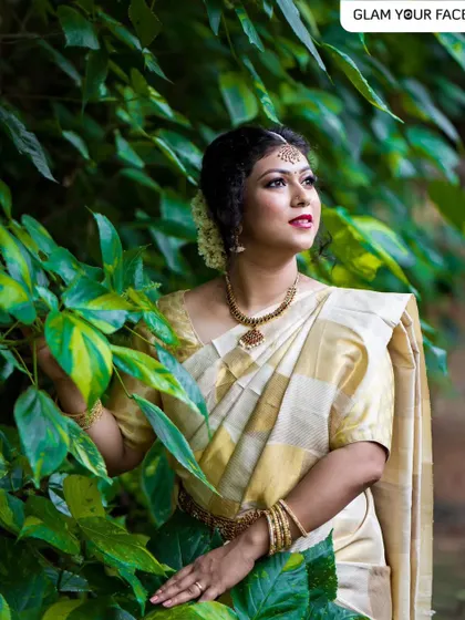Another beautiful shot from the Onam celebration series. The minimalistic makeover, floral bun, and traditional Kasavu saree come together to create the perfect festive vibe.