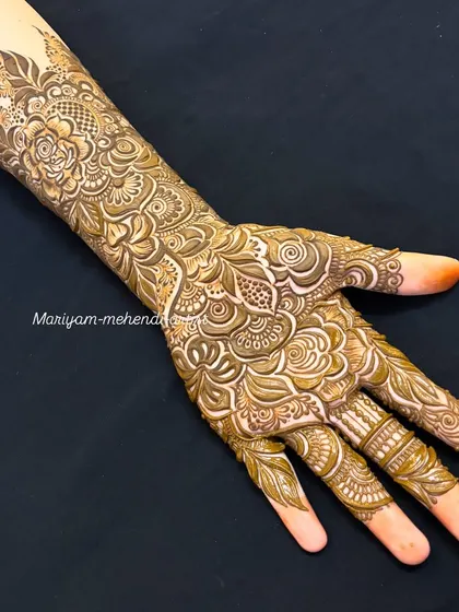 A semi-bridal mehendi in the Dubai floral style, offering great coverage and elegance.