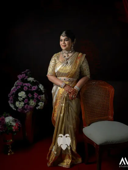 For her brother’s wedding, Deepika chose this elegant gold tissue blouse with a creeper floral pattern in silver and gold zardosi.