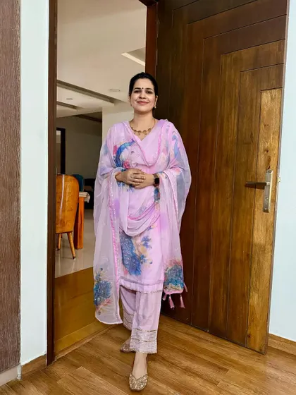 Another look from my March photo dump. This beautiful pink floral suit is light, airy, and perfect for the changing weather.