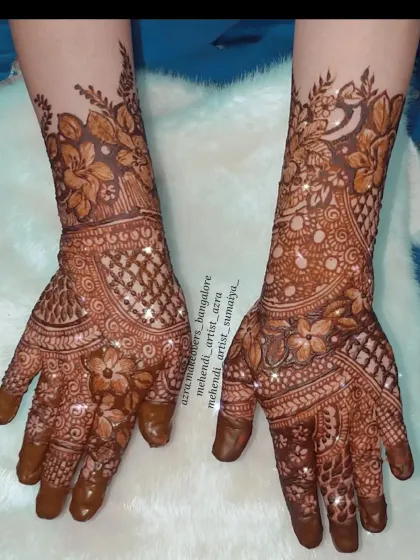 This non-bridal design features beautiful floral work with a net pattern, enhanced with a touch of glitter.