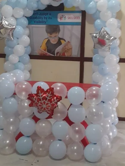 Another angle of the winter-themed balloon stall, showing the combination of a balloon arch and a decorated base, suitable for school fairs or corporate family days.