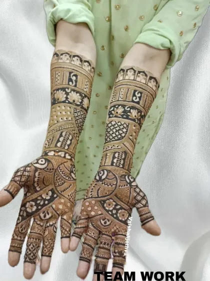 Another stunning example of my team's work. This full-coverage design blends Indian and Arabic styles, perfect for siders at a wedding.