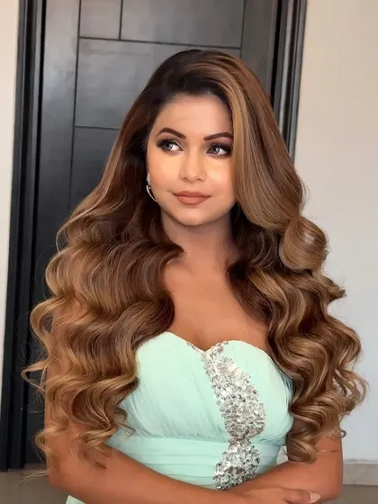 Barbie waves taught in my masterclass. This style features deep, uniform waves for a very glamorous and doll-like effect.
