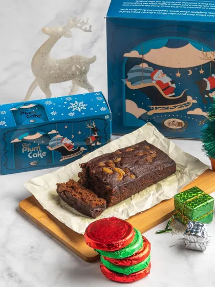 Simple and classic, the Holly Jolly Hamper pairs our Rich Plum Cake with a pack of six chocolate-coated biscuits. It's an ideal gift for those who love timeless Christmas flavors.