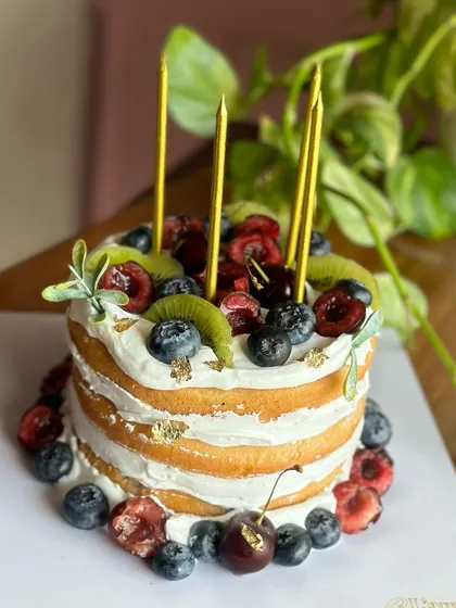 When strawberries are in season, our kitchen is filled with berry goodness. We create everything from rich chocolate strawberry drip cakes to light and fresh naked cakes.