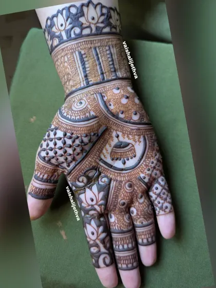 A beautiful design with lotus and jhumka motifs. The pattern is a great example of Indo-Arabic fusion, combining bold shapes with delicate details.