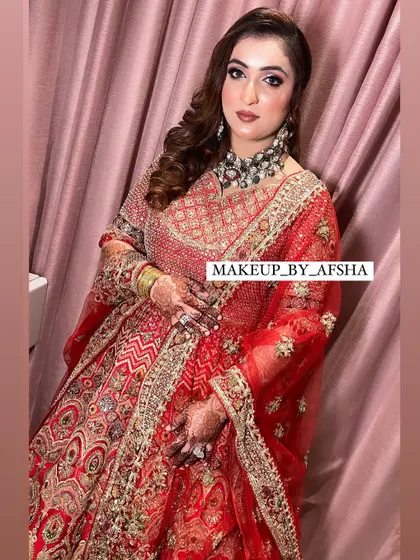 Another angle of this royal bridal look. The way the dupatta is draped and the heavy necklace sits perfectly is a key part of my service. The makeup is designed to last through all the ceremonies and photographs.