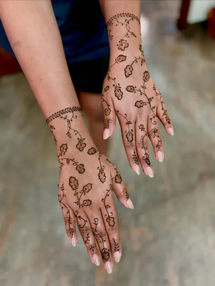 An alternate view of the scattered floral vine design.